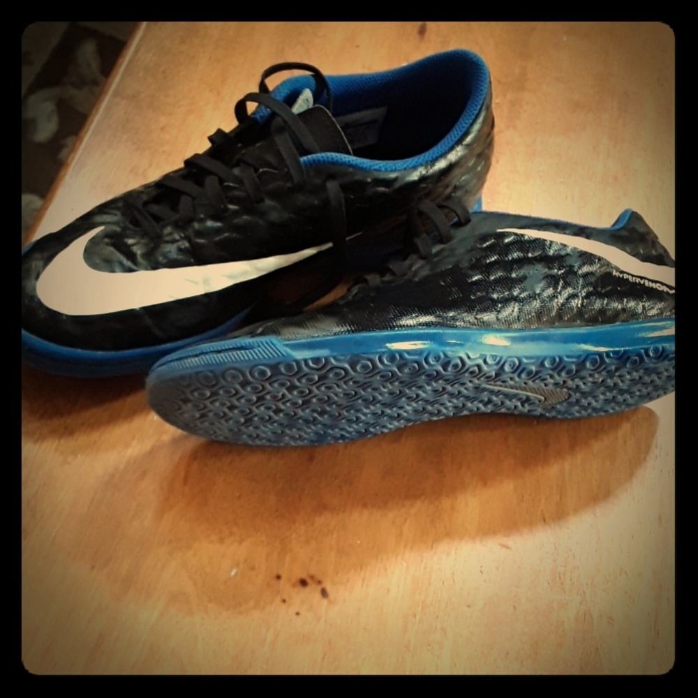 Indoor soccer shoes